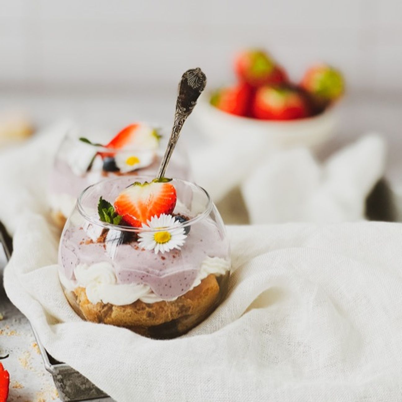 TIRAMISÙ CON MASCARPONE ALLO YOGURT E MIRTILLI E CRUMBLE DI SAVOIARDI AL COCCO