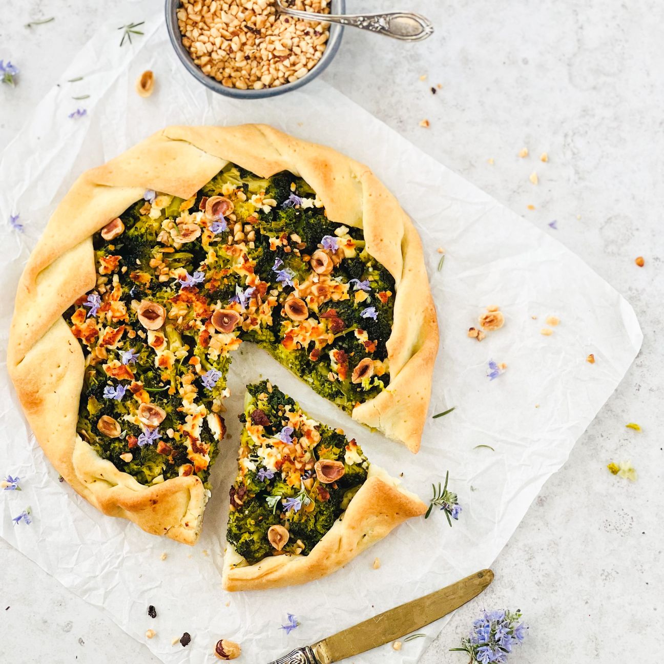 Galette Salata con Broccoli Feta e Nocciole