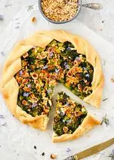 Ricetta Galette Salata con Broccoli Feta e Nocciole