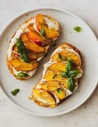 Ricetta Toast con Pesche, Ricotta salata, Tahina e Basilico di joy.tahinaemirtilli