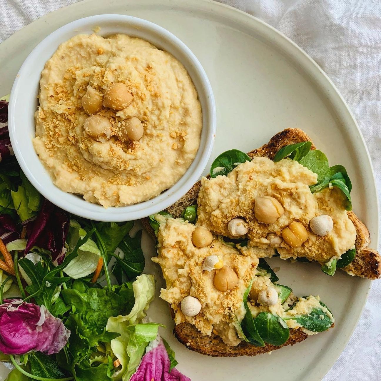 Hummus di ceci e burro di arachidi.