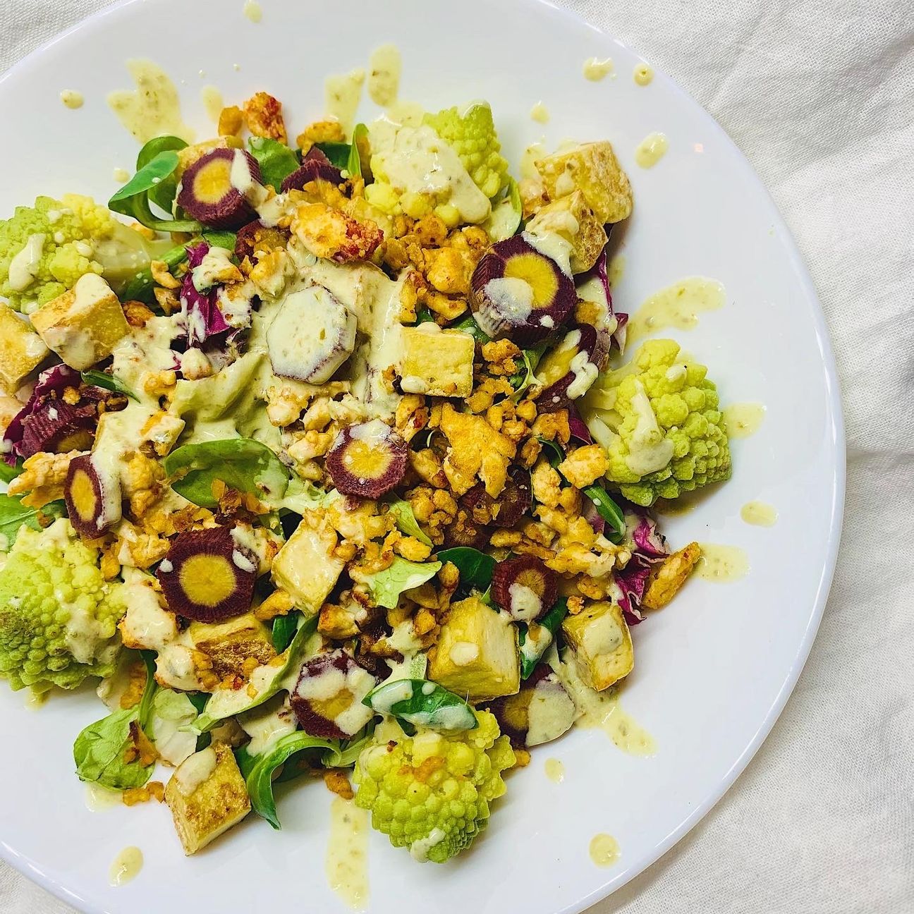 Insalata fantasia di tofu strapazzato