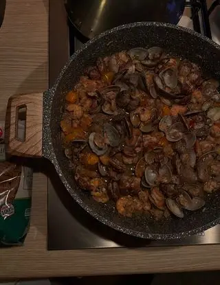 Ricetta Pasta con gamberi argentini, vongole veraci, tonno, pomodorino datterino giallo e peperoncino fresco di abeatrice