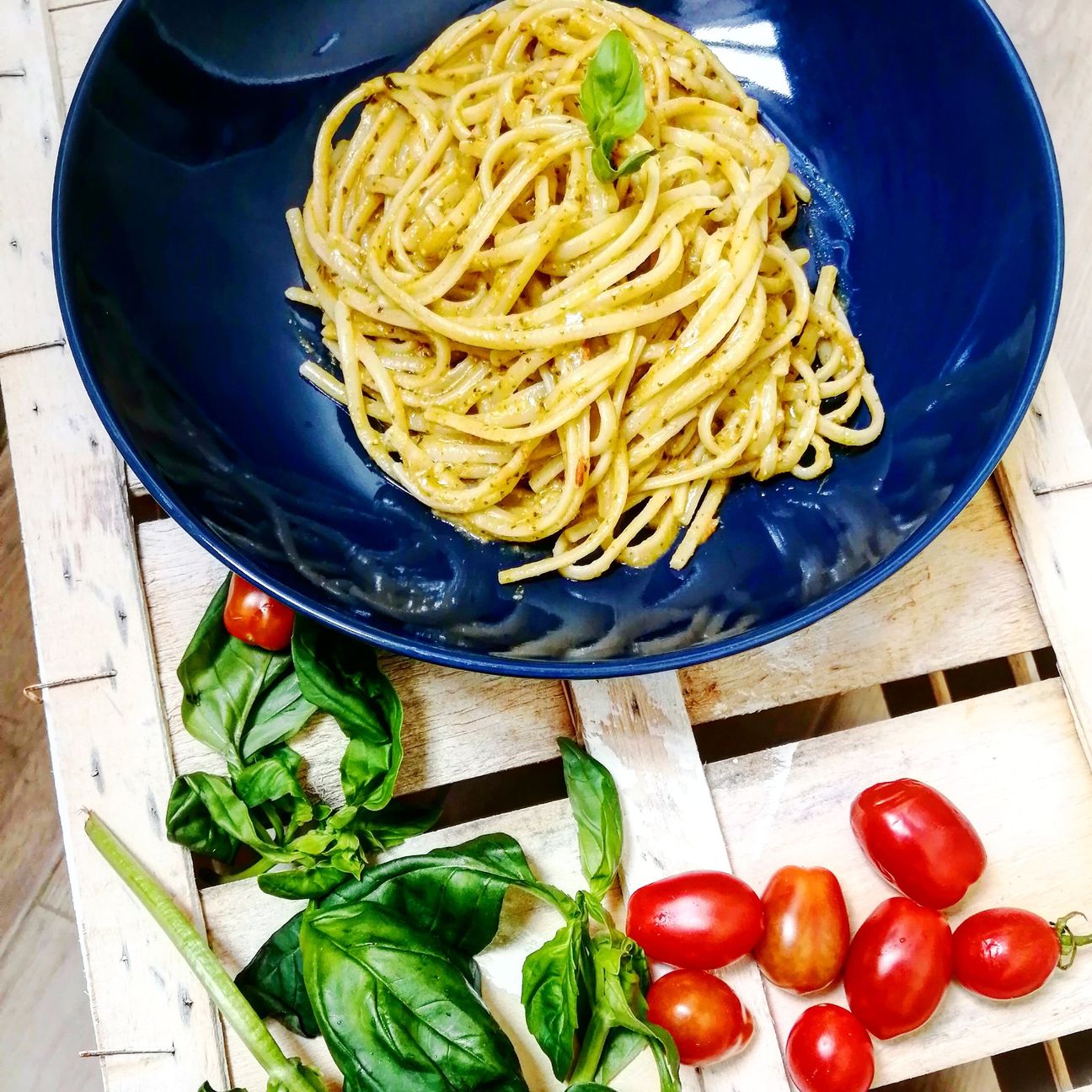 Linguine con pesto alla siciliana