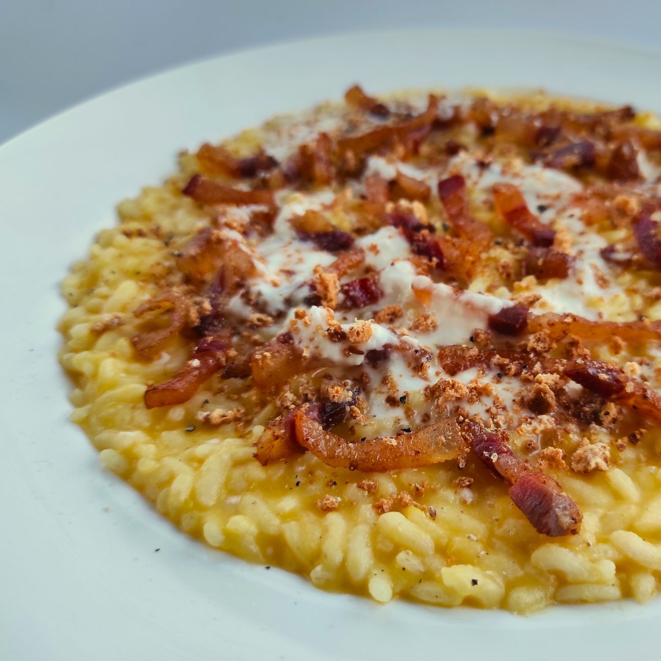 Risotto con crema di zucca, guanciale croccante, crescenza Certosa Galbani e amaretti