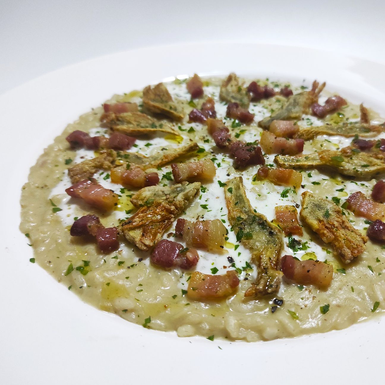 Risotto con carciofi in 2 consistenze, pancetta croccante e crescenza Certosa Galbani