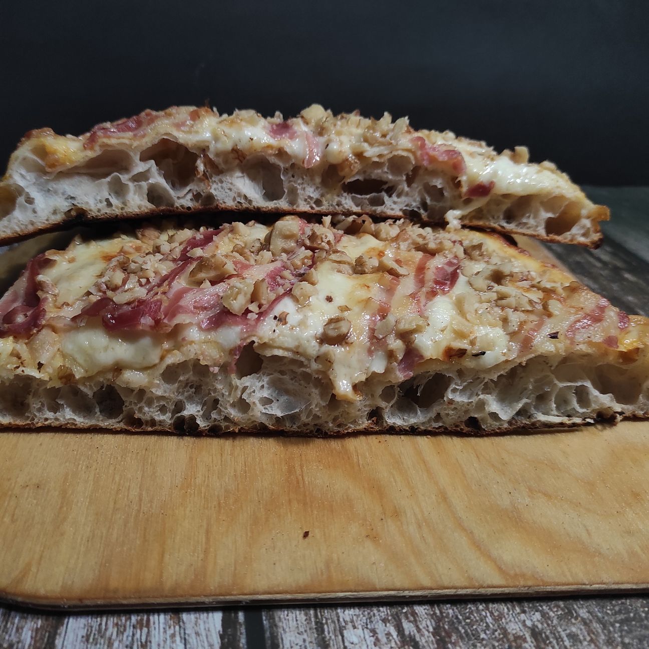 Pizza in pala alla romana con crema di zucca, scamorza affumicata, bacon e granella di noci