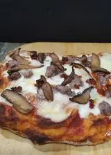 Ricetta Pizza in pala alla romana con gorgonzola, salsiccia, funghi cardoncelli e nduja