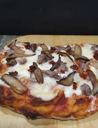 Ricetta Pizza in pala alla romana con gorgonzola, salsiccia, funghi cardoncelli e nduja di mich77