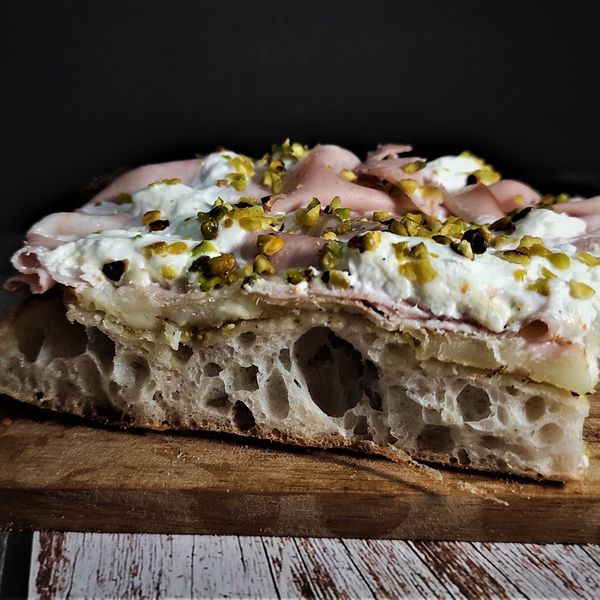 Pizza in pala alla romana con mortadella, stracciatella e granella di