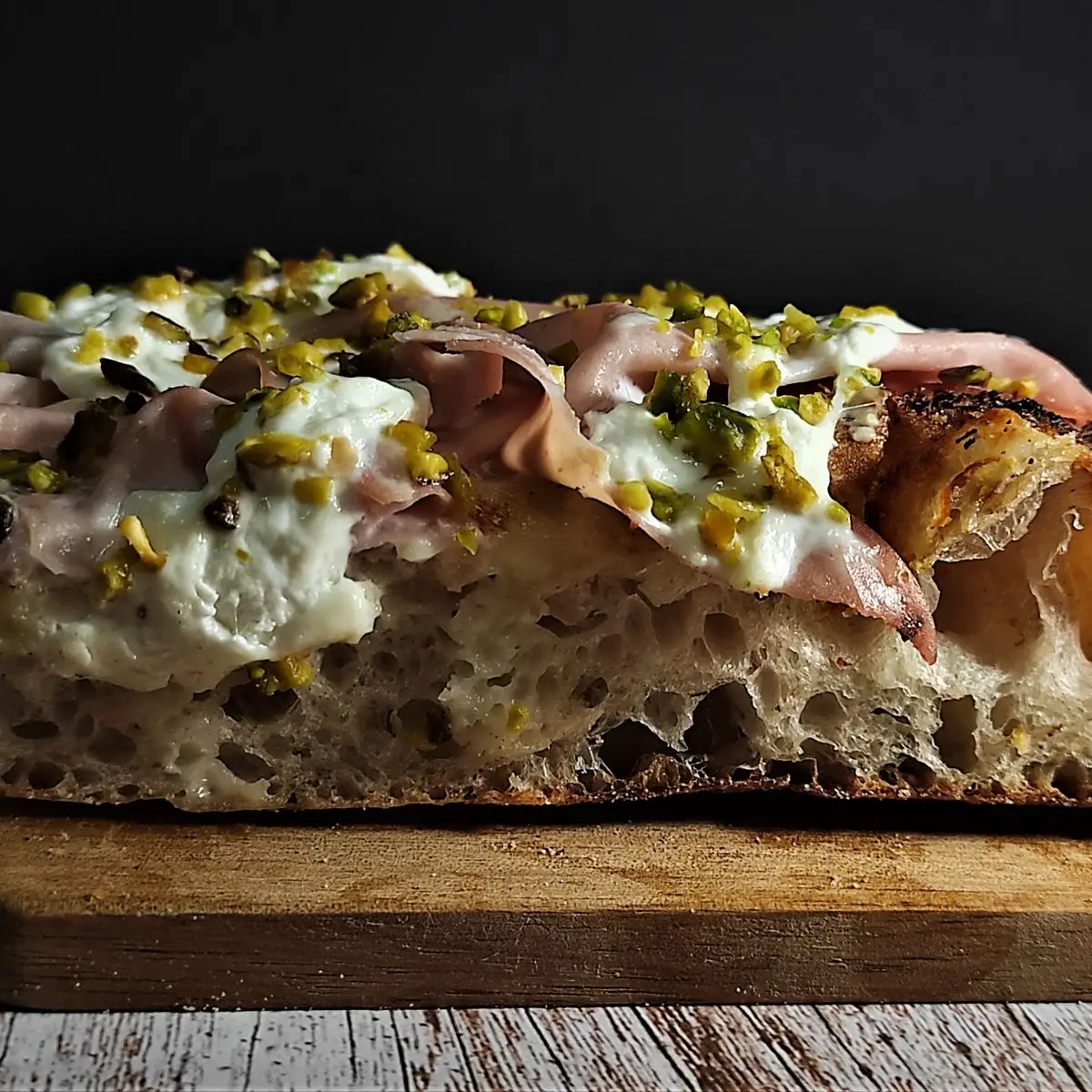 Ricetta Pizza in pala alla romana con mortadella, stracciatella e granella di pistacchi di mich77