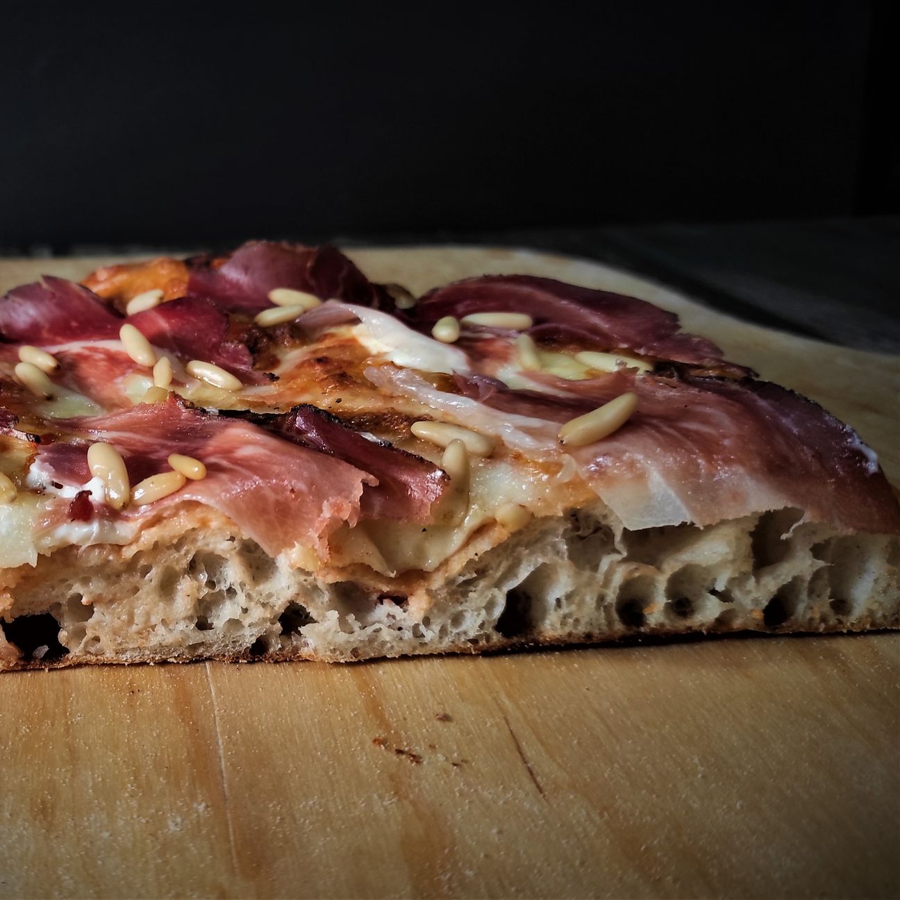 Pizza in pala alla romana con mascarpone, speck e pinoli