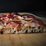 Ricetta Pizza in pala alla romana con mascarpone, speck e pinoli