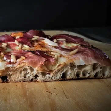 Ricetta Pizza in pala alla romana con mascarpone, speck e pinoli