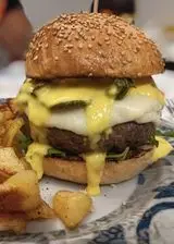 Ricetta 🍔Burger bun con rucola, hamburger 250 gr, provola feesca, chips di zucchine e salsa al mango🍔