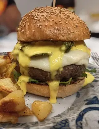 Ricetta 🍔Burger bun con rucola, hamburger 250 gr, provola feesca, chips di zucchine e salsa al mango🍔 di Serenaaifornelli