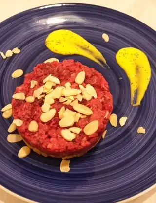 Ricetta Tartar di filetto su base croccante, salsa al mango e lamelle di mandorle di Serenaaifornelli