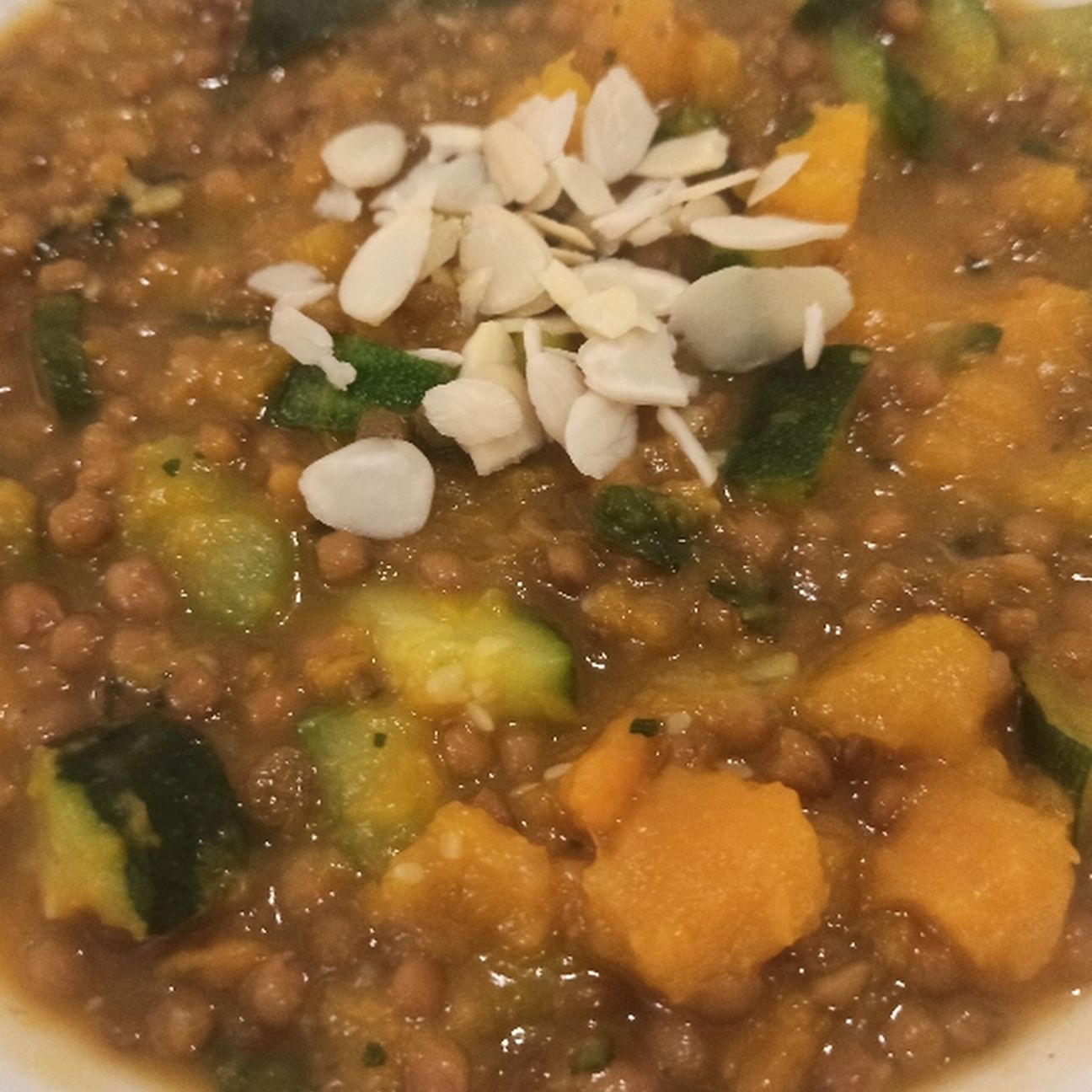 🎃 Zuppa di lenticchie, zucca e zucchine con croccante di mandorla🎃