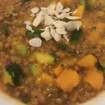 Ricetta 🎃 Zuppa di lenticchie, zucca e zucchine con croccante di mandorla🎃