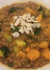 Ricetta 🎃 Zuppa di lenticchie, zucca e zucchine con croccante di mandorla🎃