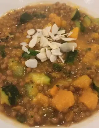 Ricetta 🎃 Zuppa di lenticchie, zucca e zucchine con croccante di mandorla🎃 di Serenaaifornelli