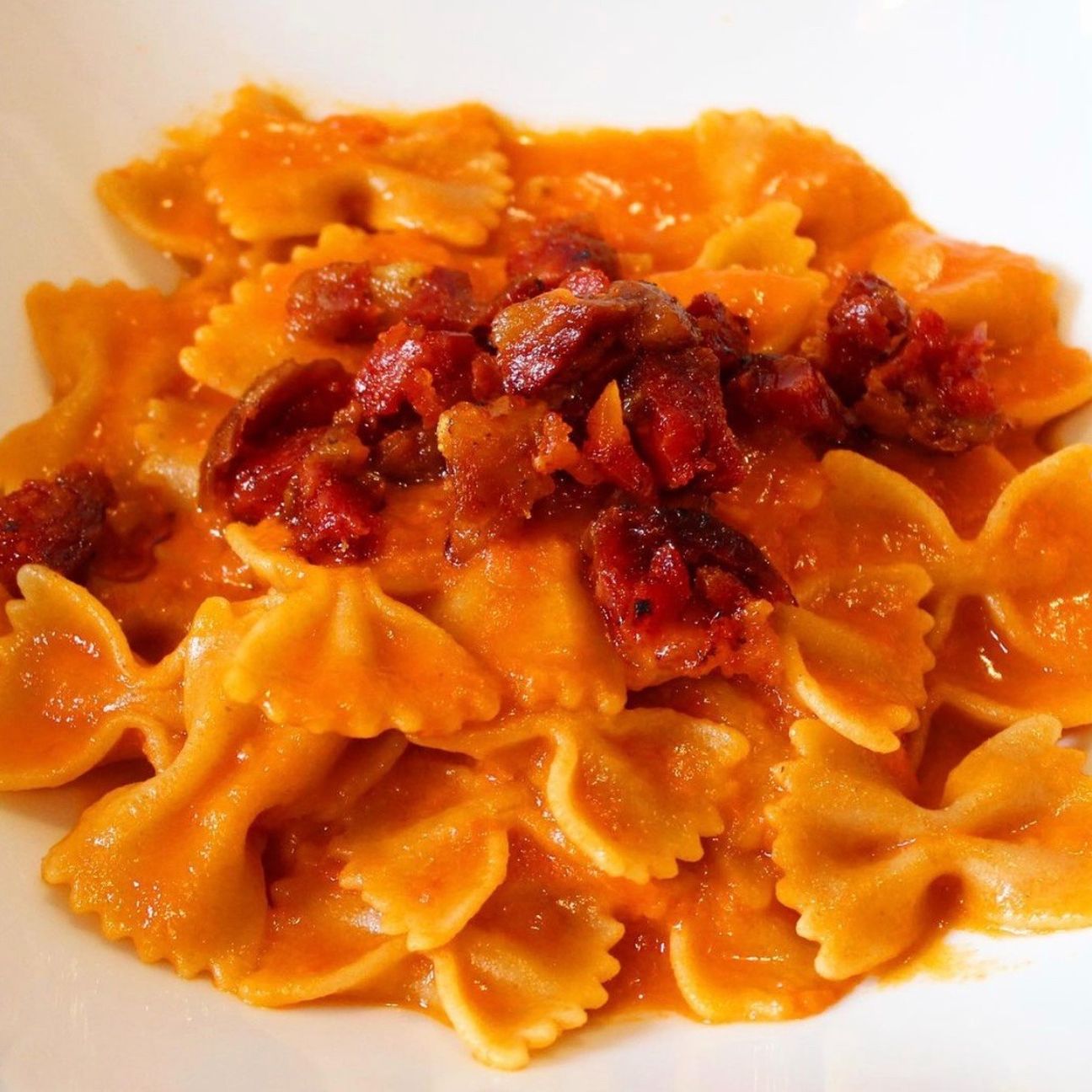 Farfalle in crema di peperoni e salsiccia croccante