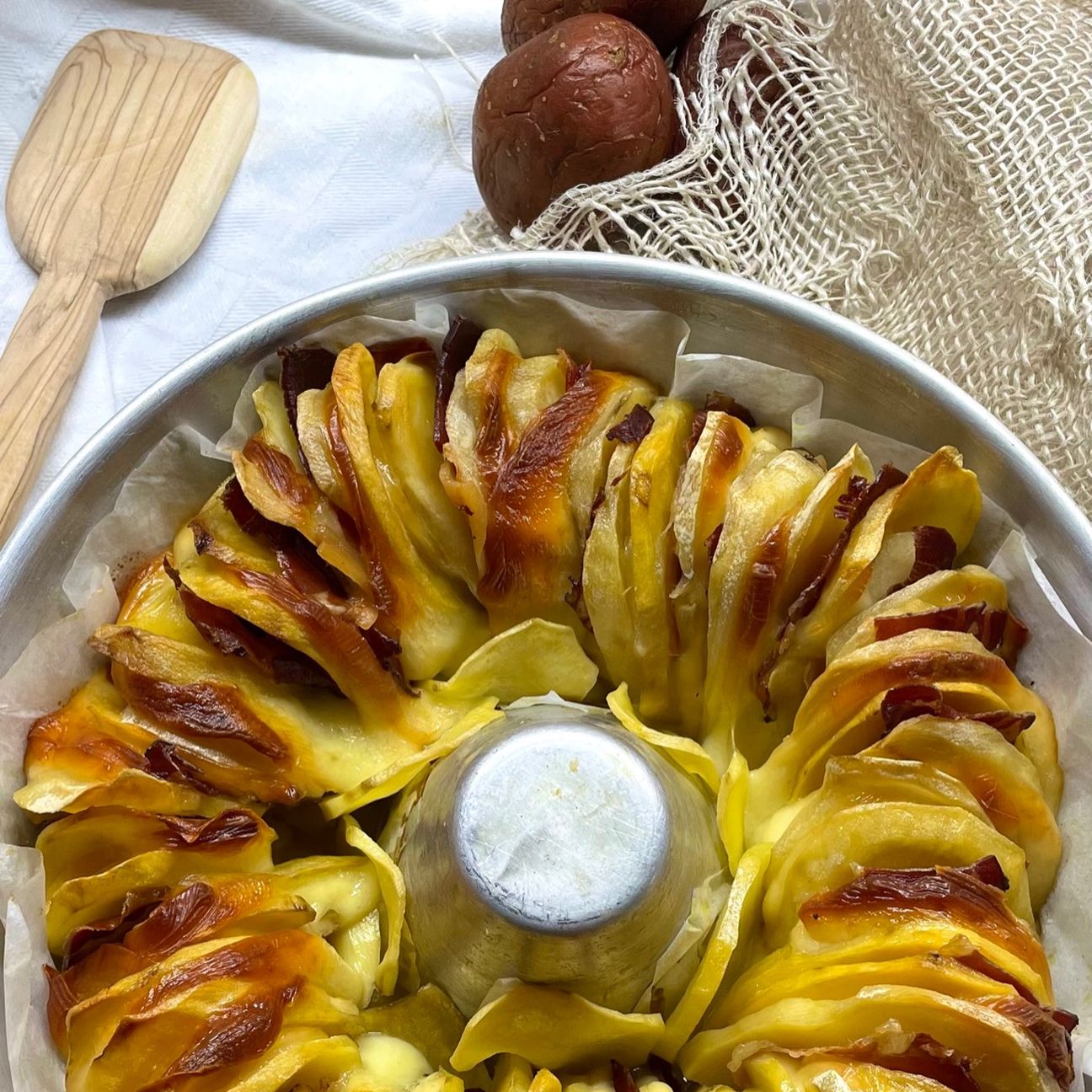 Corona di patate con speck e scamorza affumicata