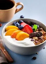 Ricetta Yogurt con frutta fresca, cereali e cioccolato fondente