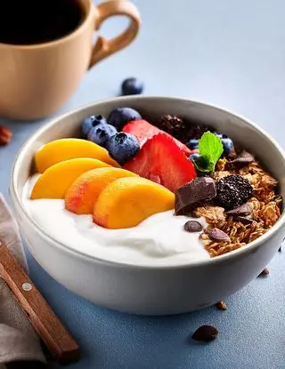 Ricetta Yogurt con frutta fresca, cereali e cioccolato fondente di matteodospina_elta