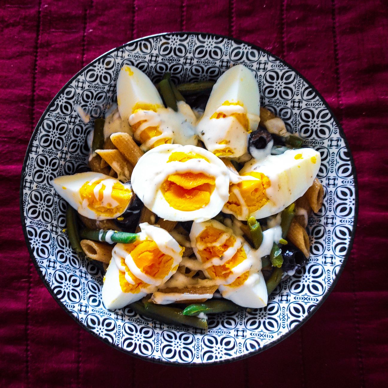 Pasta integrale con uova sode, fagiolini,olive e salsa allo yogurt