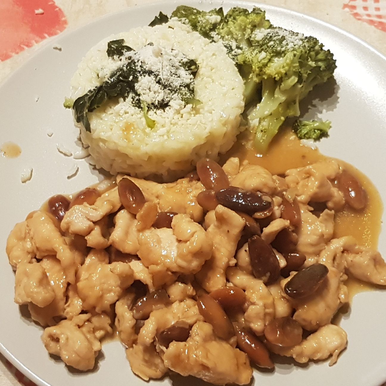 Pollo alle mandorle con broccoli