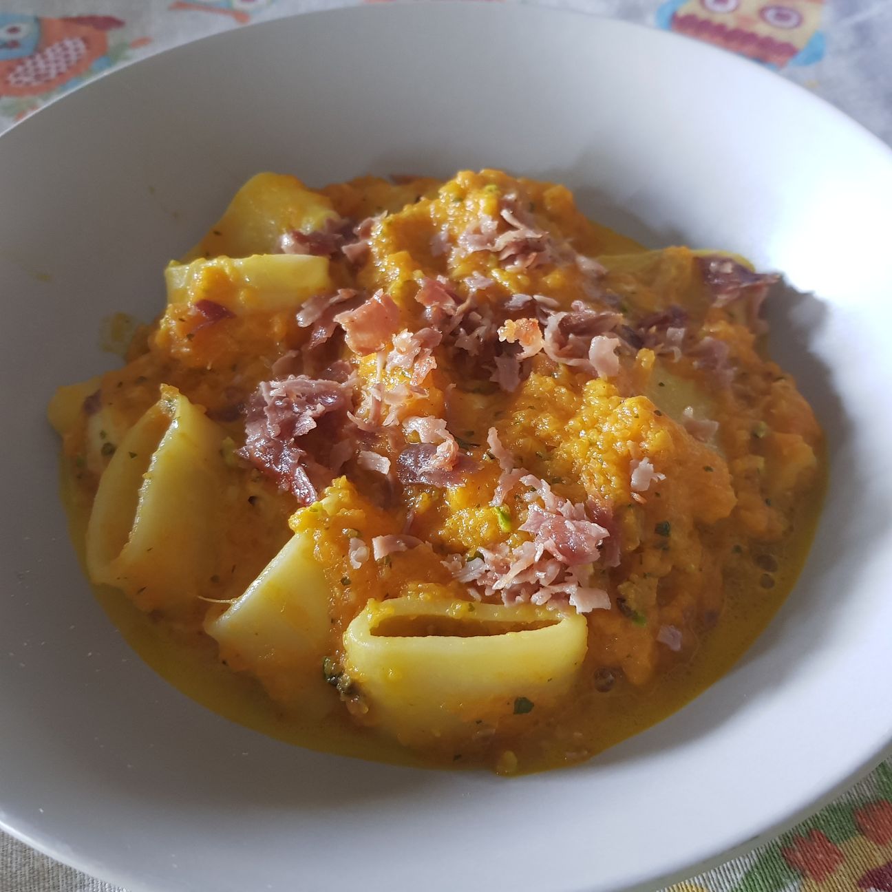 Calamarata di zucca e prosciutto croccante