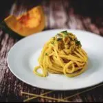 Ricetta Spaghettone in crema di zucca con le vongole