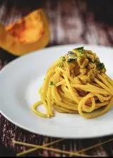 Ricetta Spaghettone in crema di zucca con le vongole