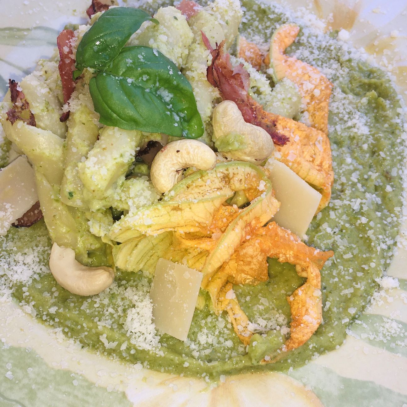 Fidanzati capresi con fiori di zucca, crema di zucchine scagli di grana speck croccante e anacardi