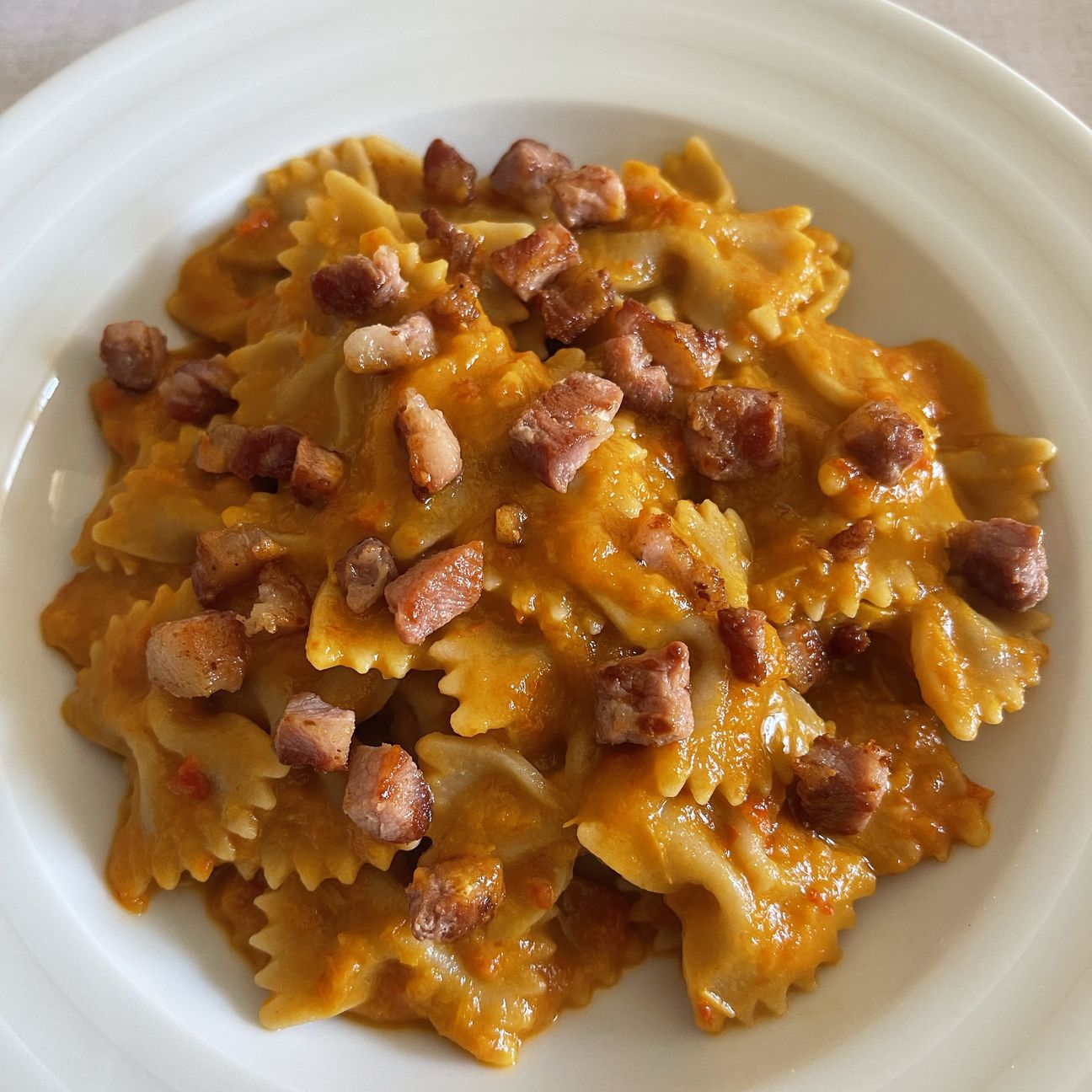 Farfalle integrali con crema di peperoni e pancetta