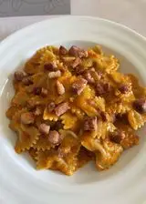 Ricetta Farfalle integrali con crema di peperoni e pancetta