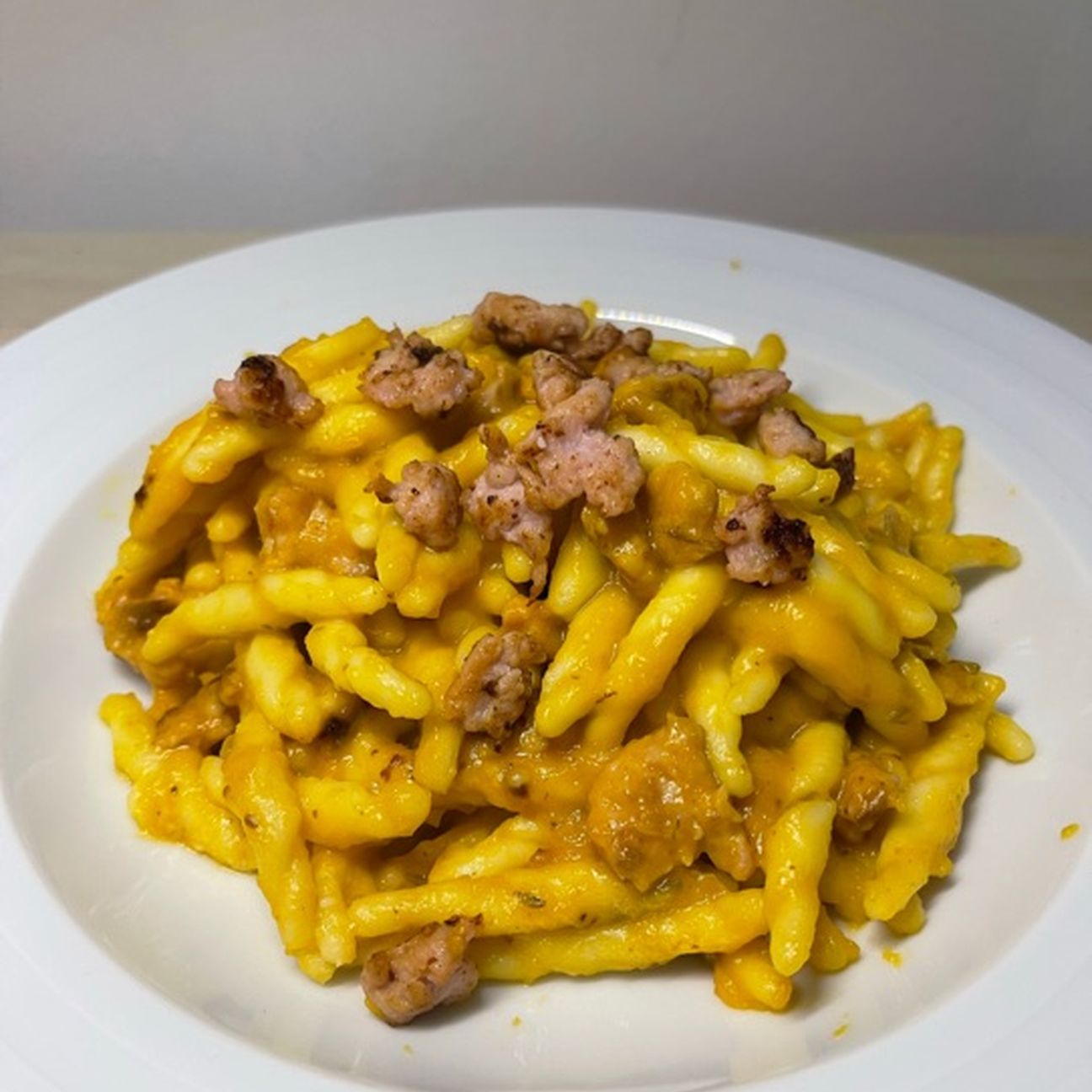 Trofie con crema di zucca al rosmarino e salsiccia🍂