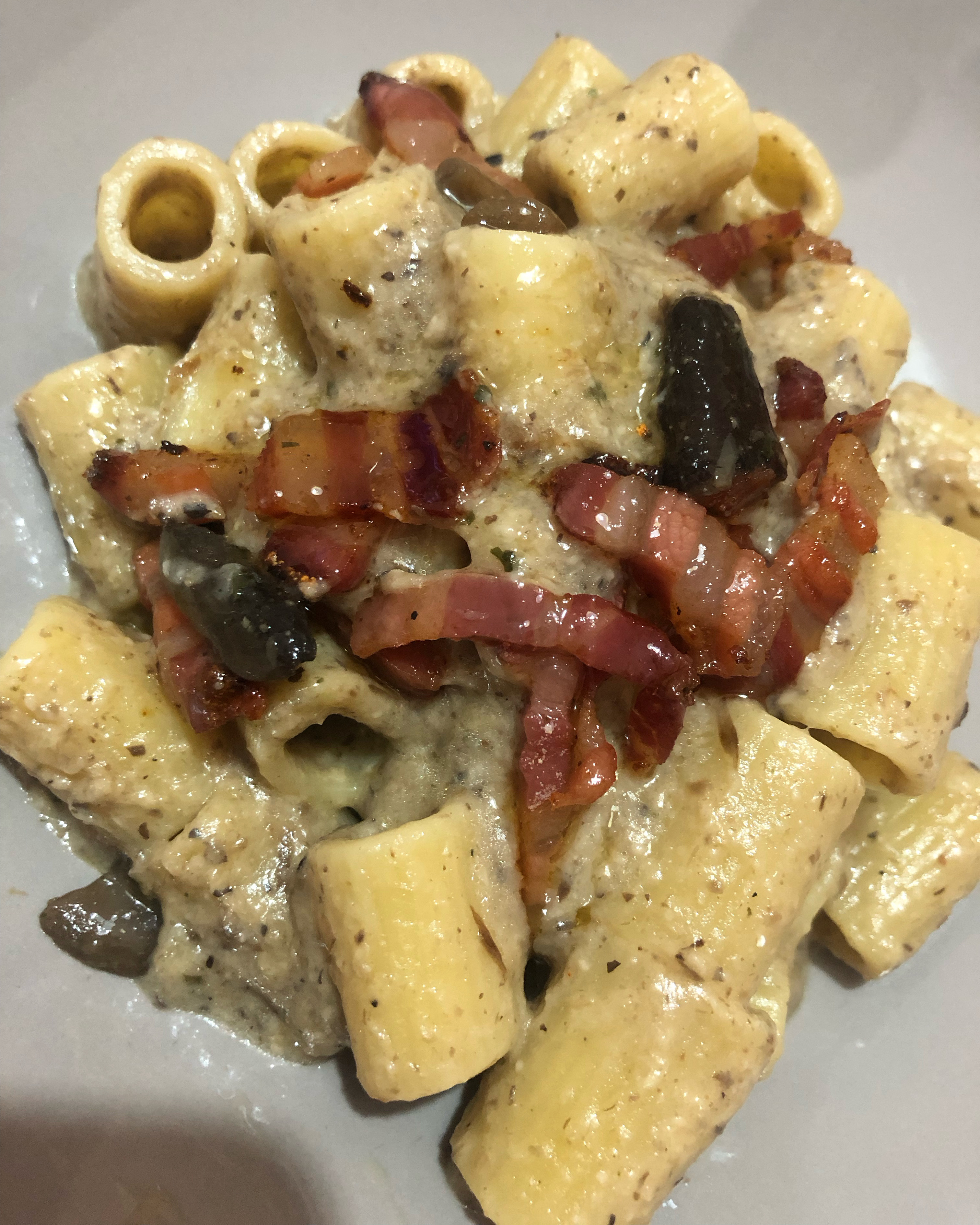 La Piccola Casa: una pasta un po' diversa: mezze penne con funghi porcini e  bacon croccante