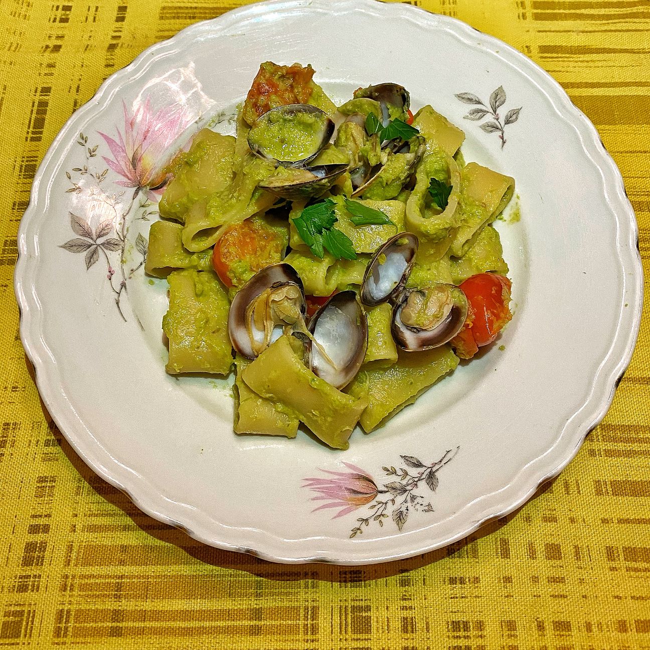 Calamarata alla crema di asparagi, vongole e pomodorini