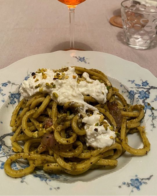Tonnarelli al pesto di pistacchi con guanciale e stracciatella