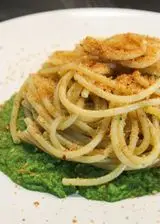 Ricetta Spaghetti aglio olio peperoncino e acciughe su crema di broccoli con pangrattato