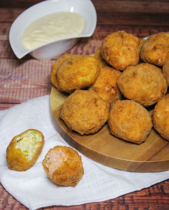 Ricotta fritta con pomodori semi secchi gialli e rossi, e pistacchio