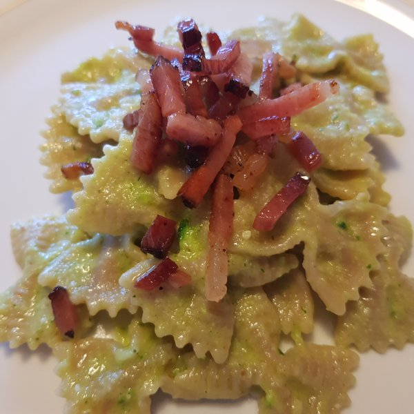 Pasta al pesto di zucchine su crema di mozzarella, Ricetta