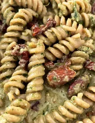 Ricetta Fusilli con pesto di rucola e pomodori secchi di ipiattidiflavia