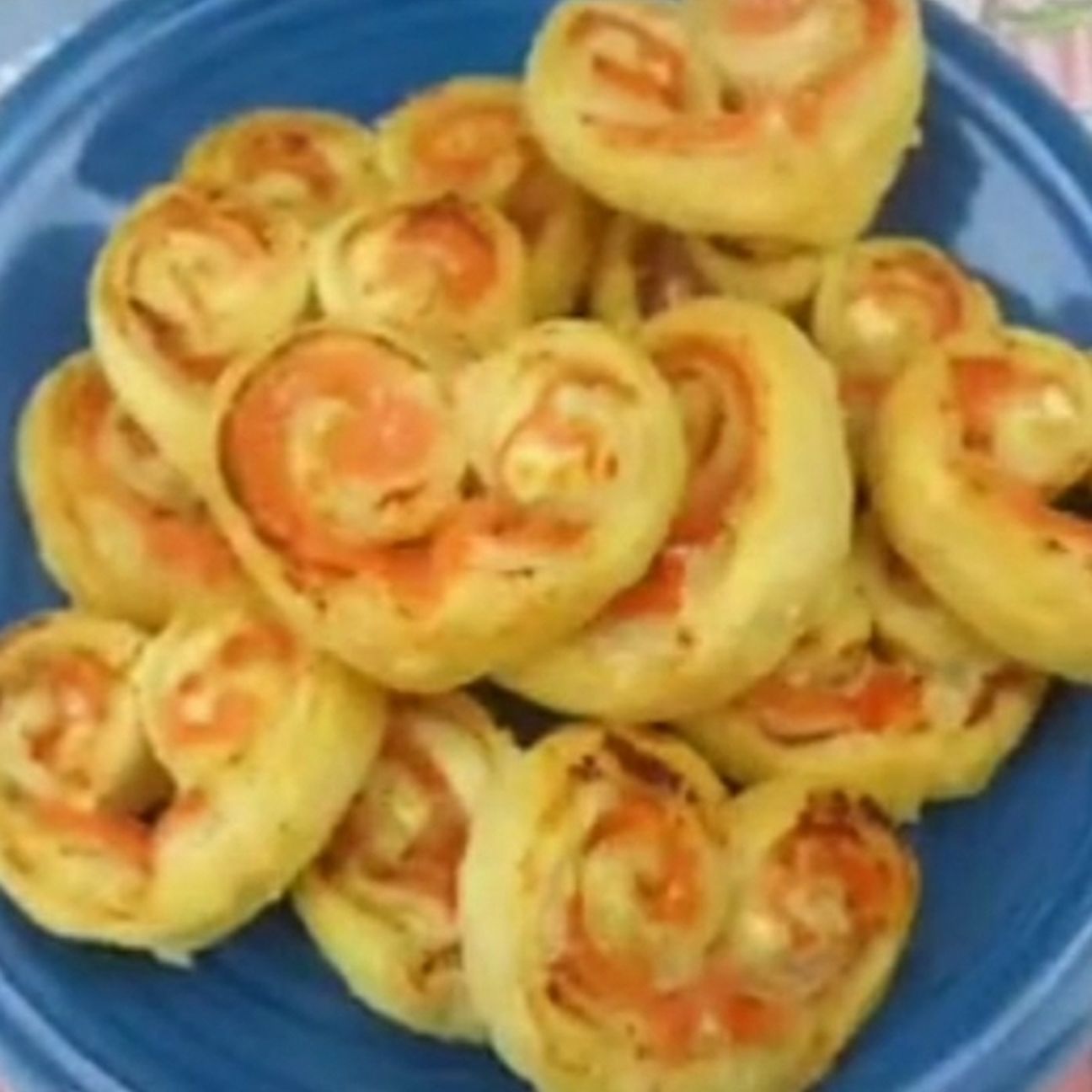 Cuoricini di sfoglia,formaggio spalmabile e salmone affumicato