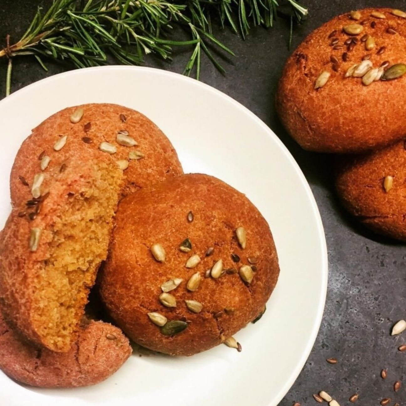 Burger buns alla barbabietola, salvia e rosmarino.