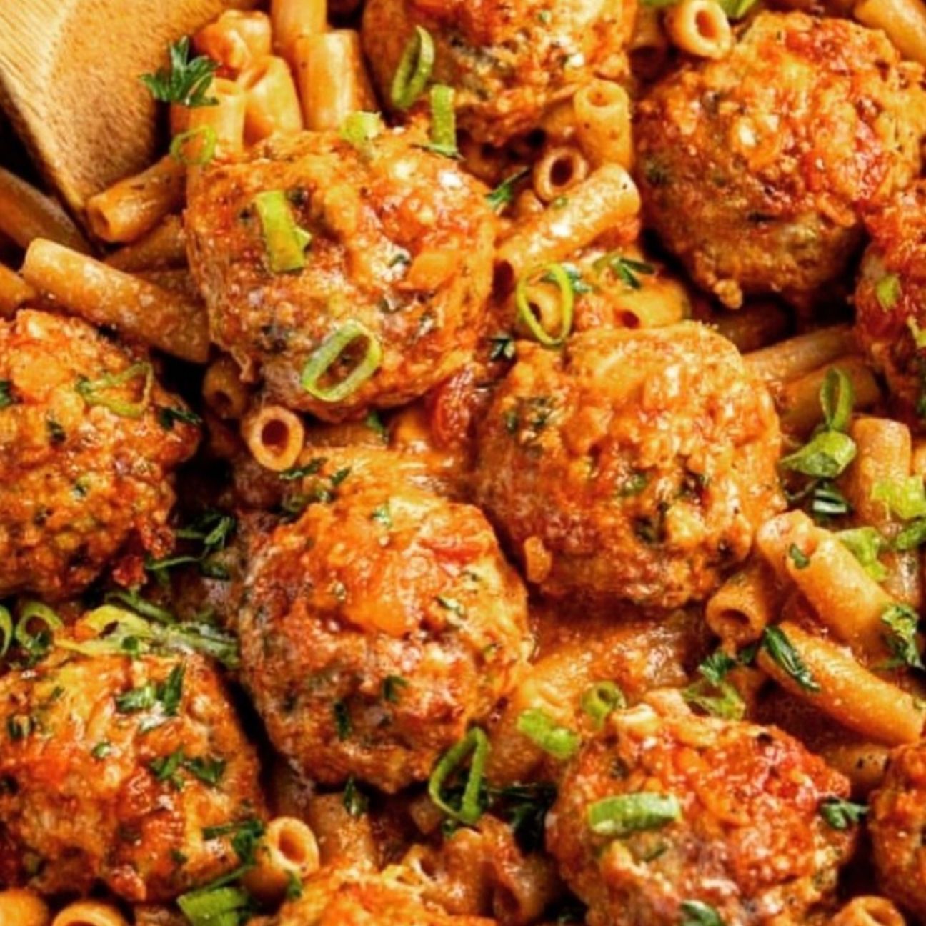 Sedani rigati con il sugo delle e con le polpette