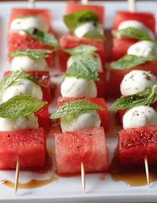 Ricetta Spiedini di anguria e mozzarelline di lacucinasecondolabiffi