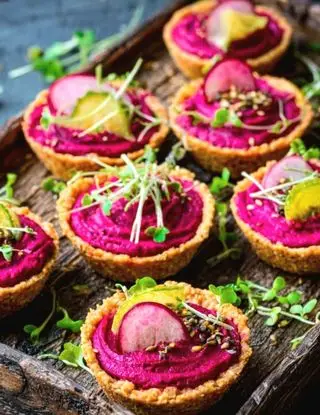 Ricetta Crostatine Gluten Free con Hummus di Barbabietola di lacucinasecondolabiffi